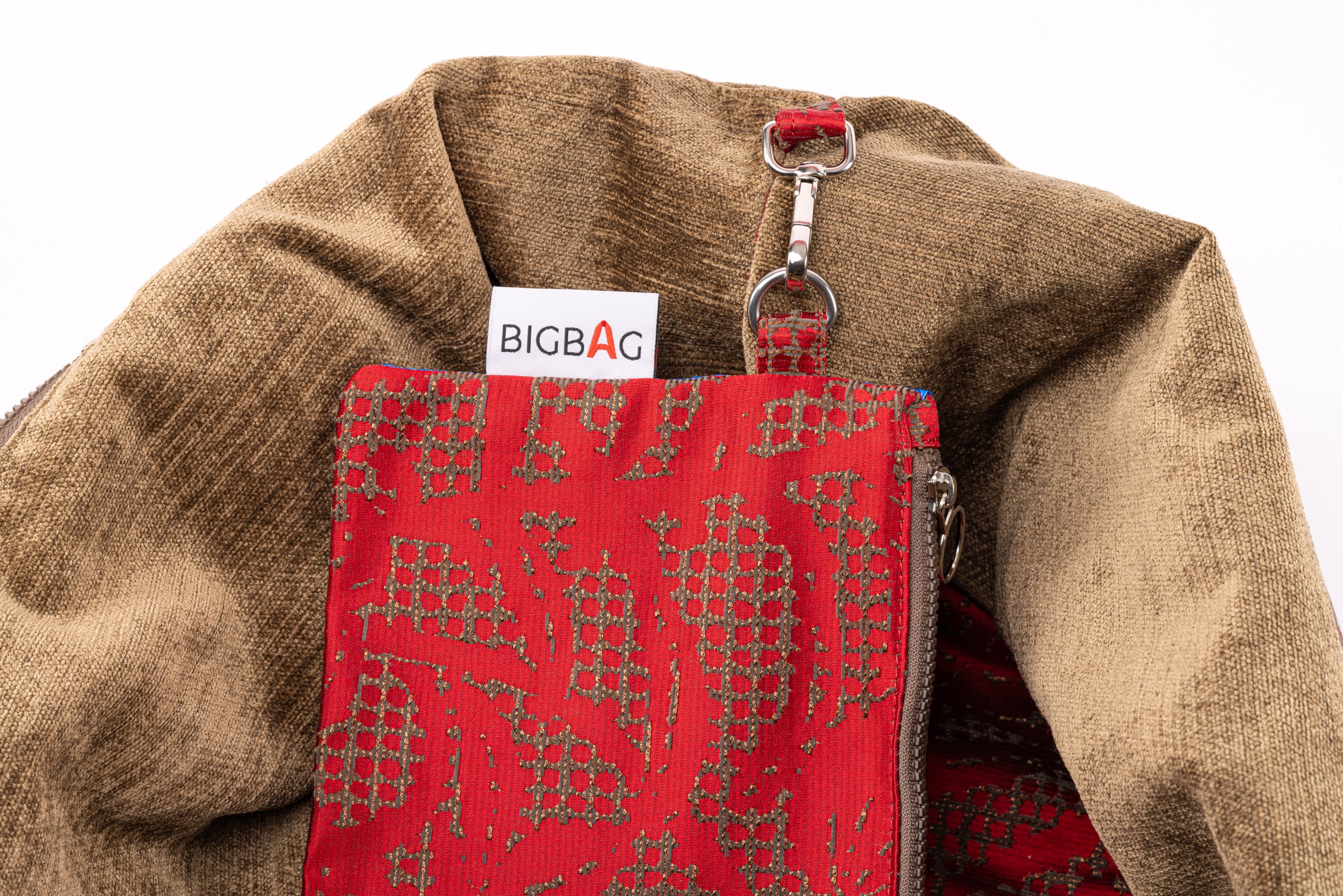 Pochette Crivellina realizzata con tessuti pregiati Rubelli da Ethicarei e dotata di gancio per non perderla mai nella tua BigBag