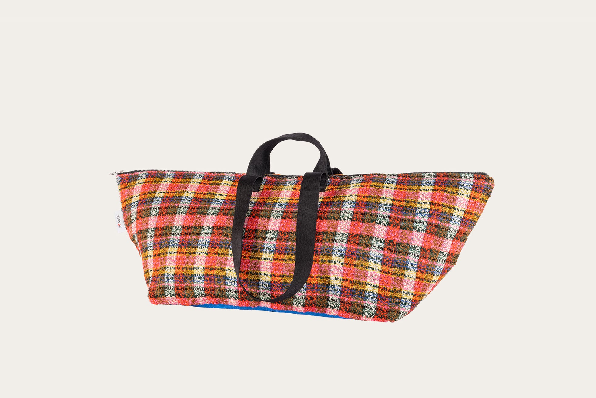 Dettagli borsa Edmondo in materiale recuperato - Main Collection 2024