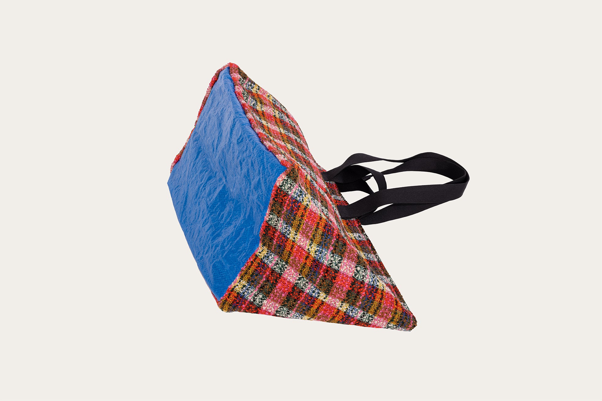 Dettagli borsa Edmondo in materiale recuperato - Main Collection 2024