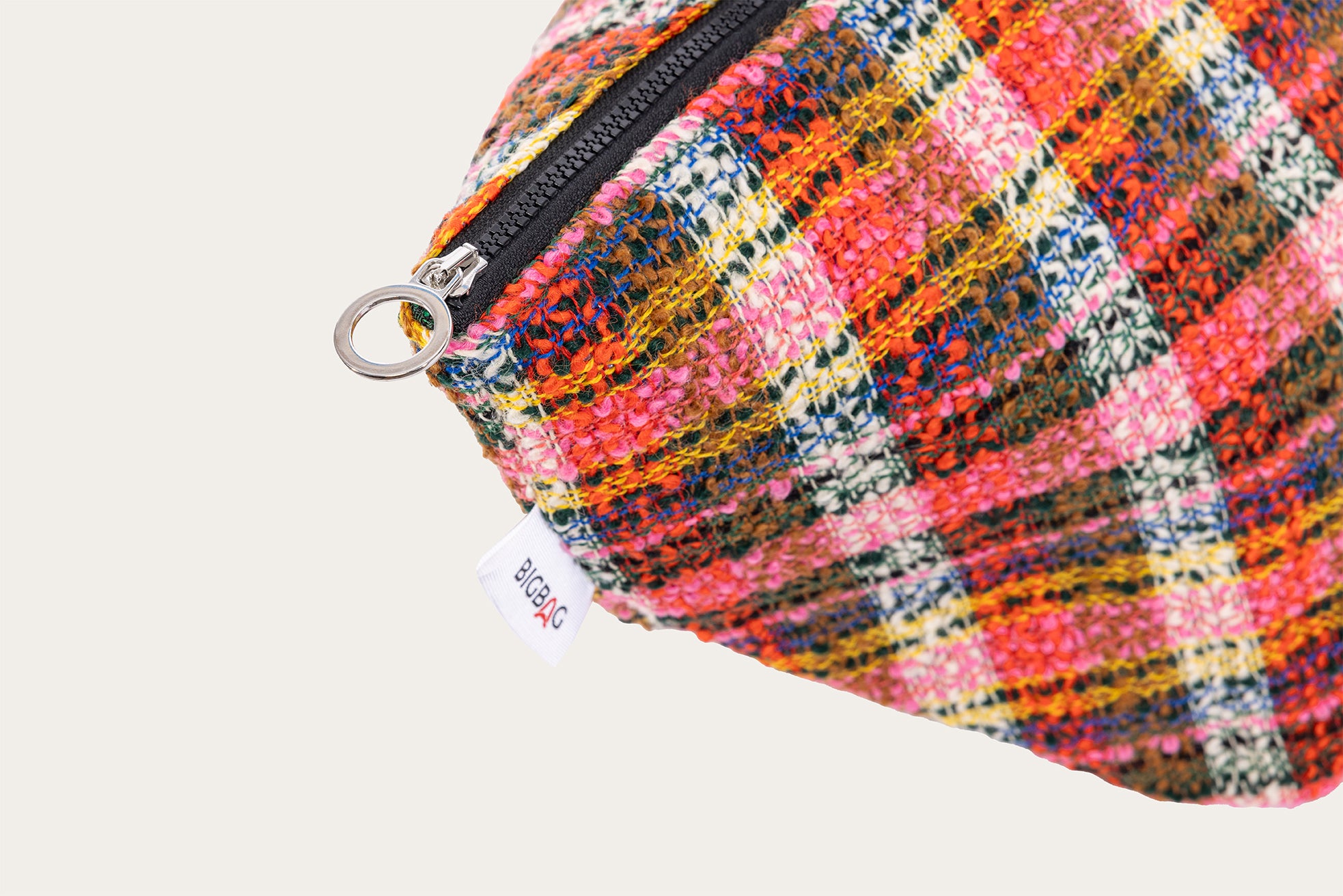 Dettagli borsa Edmondo in materiale recuperato - Main Collection 2024