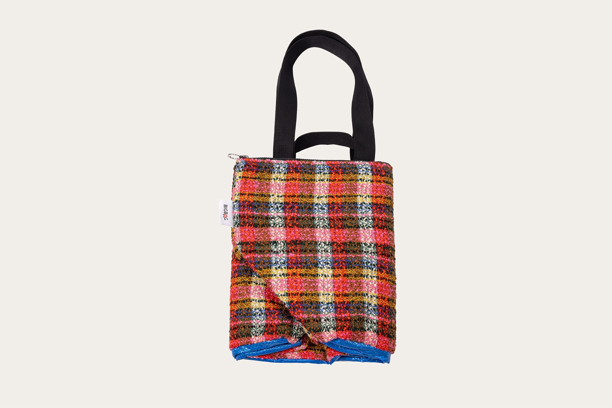 Dettagli borsa Edmondo in materiale recuperato - Main Collection 2024